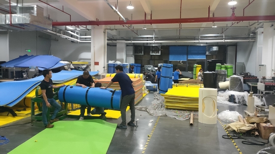 OEM দ্রুত ডেলিভারি ফ্লোটিং প্যাড 3 স্তর পুরু ফোম ফ্লোটিং ম্যাট সুইমিং পুল লেক