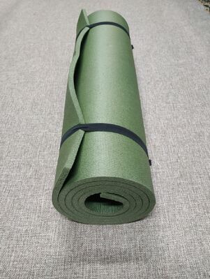 সামরিক স্টাইলের ক্যামোফ্লেজ ফোম কারেমাট স্লিপিং প্যাড, ক্যাম্পিং, হাইকিং এবং ব্যাকপ্যাকিংয়ের জন্য জলরোধী বহনযোগ্য স্ট্র্যাপ সহ